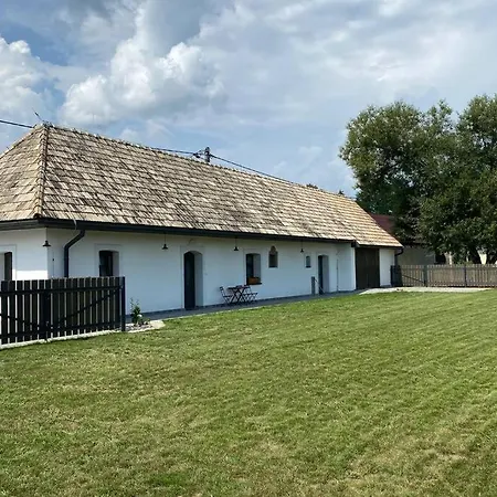 Biely Domcek So Zahradou V Malej Obci Holiday home