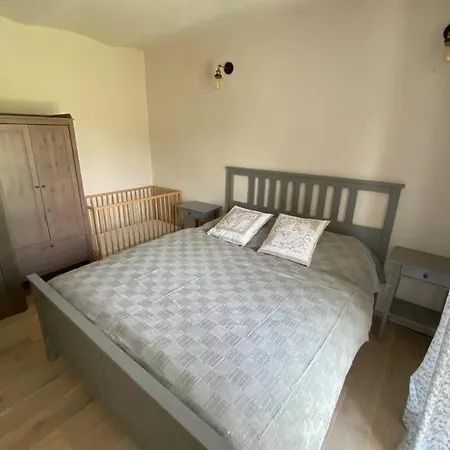 Biely Domcek So Zahradou V Malej Obci * Devicie