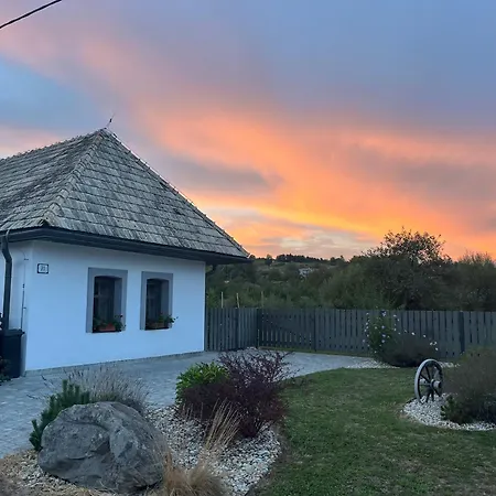 Biely Domcek So Zahradou V Malej Obci Holiday home Devicie