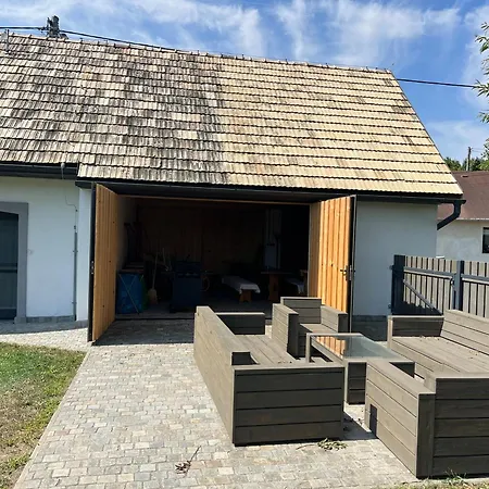Biely Domcek So Zahradou V Malej Obci Holiday home